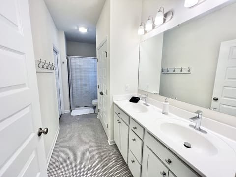 Combined shower/tub, towels, toilet paper