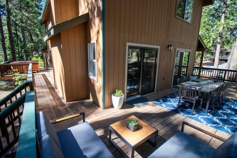 Cozy Deck With Hot Tub and Plenty of Seating