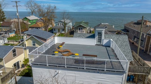 Roof Terrace with Panoramic View of Lake Erie