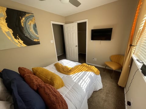 4 bedrooms, in-room safe, desk, iron/ironing board