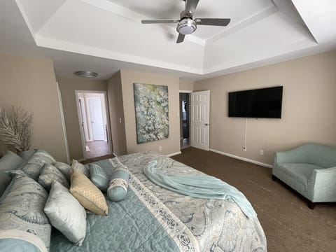 4 bedrooms, in-room safe, desk, iron/ironing board