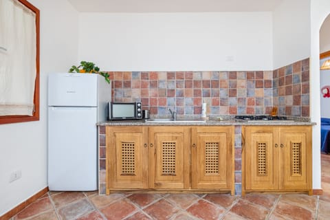 Fridge, oven, stovetop, coffee/tea maker