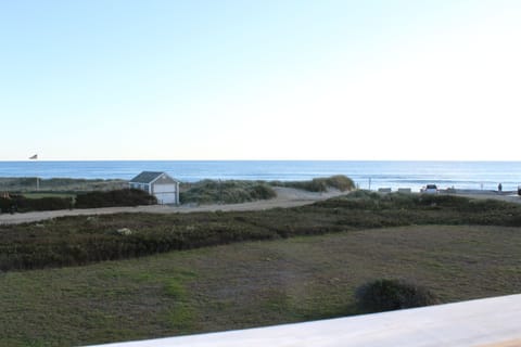 Beach nearby, sun loungers, beach towels