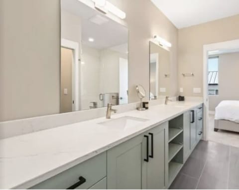 Combined shower/tub, hair dryer, heated floors, towels