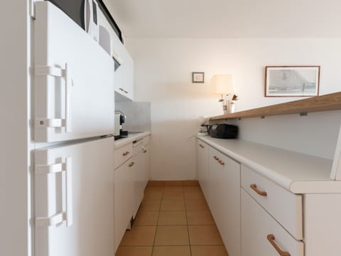 Fridge, microwave, dishwasher, coffee/tea maker