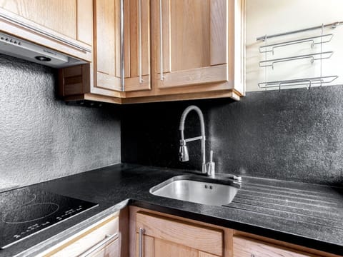 Brown, Countertop, Kitchen Sink, Cabinetry, Tap, Property, Sink, White, Plumbing Fixture, Kitchen
