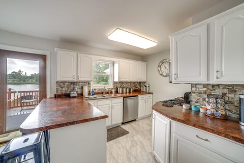 Kitchen | Fully Equipped w/ Cooking Basics