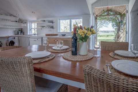 Flygate - 2 Bedroom Cottage - Lawrenny (8835)