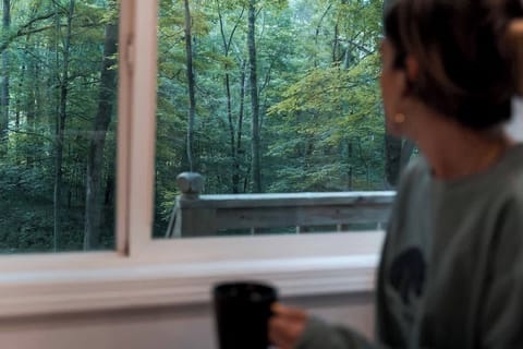 5 Star Guest Review from Sammy Flores: "Highly recommend , great place very peaceful , beautiful cabin!"