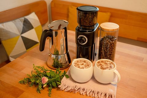 Der Geruch eines dampfenden Cappuccinos lockt dich in die gemütliche Küche. Eigentlich könnte man hier wunderbar den ganzen Tag vertrödeln. Doch die wunderschönen Wanderwege in unmittelbarer Umgebung rufen nach dir…