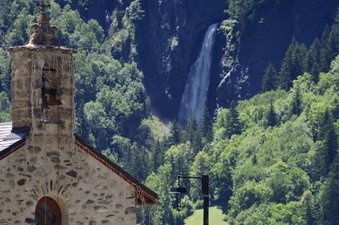 Cascade de la Muzelle from the carpark