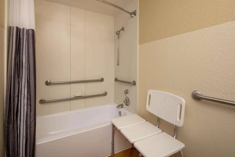 Bathtub, free toiletries, hair dryer, towels