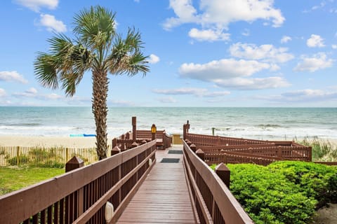 Beach nearby, sun loungers, beach towels