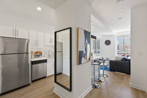 Open City VIEW w/ King Bed, GYM, Rooftop, Lounges! Condo in Rittenhouse Square