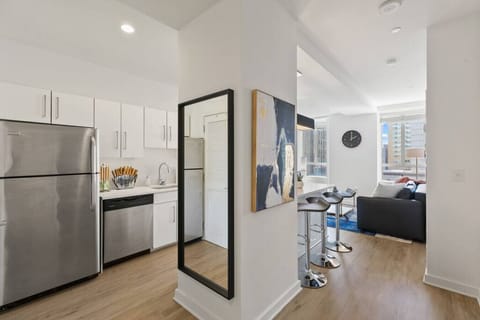 Open City VIEW w/ King Bed, GYM, Rooftop, Lounges! Apartment in Rittenhouse Square