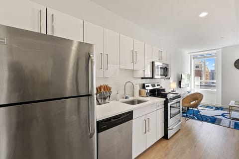 Open City VIEW w/ King Bed, GYM, Rooftop, Lounges! Condo in Rittenhouse Square