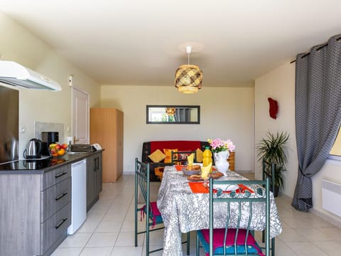 Water, Plant, Building, Daytime, Property, Sky, Swimming Pool, Azure, Tree, Body Of Water