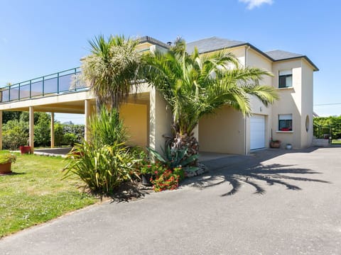 Water, Plant, Building, Daytime, Property, Sky, Swimming Pool, Azure, Tree, Body Of Water