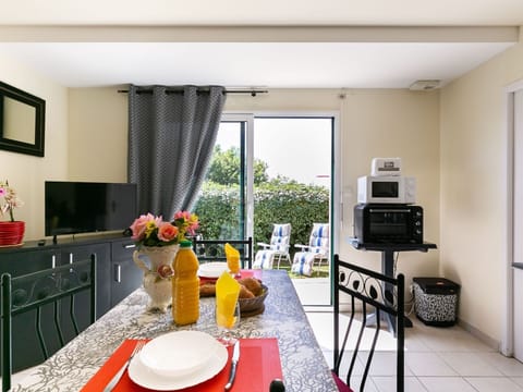 Water, Plant, Building, Daytime, Property, Sky, Swimming Pool, Azure, Tree, Body Of Water