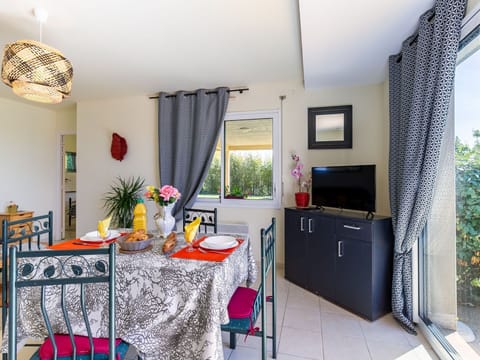 Water, Plant, Building, Daytime, Property, Sky, Swimming Pool, Azure, Tree, Body Of Water