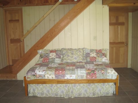 Daybed and trudle, garden level