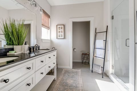 Combined shower/tub, hair dryer, towels