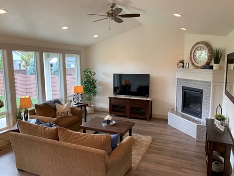 Living area | Smart TV, fireplace, printers