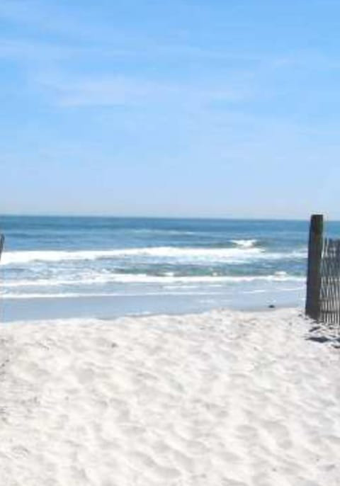 Beach nearby, sun loungers, beach towels