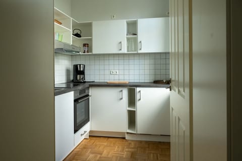 Fridge, oven, stovetop, coffee/tea maker