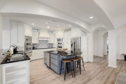 Open fully equipped kitchec