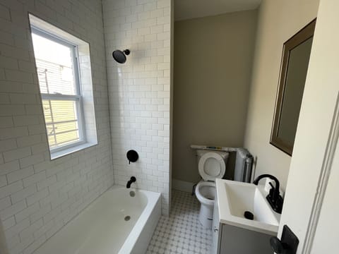 Combined shower/tub, towels, toilet paper