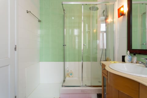 Combined shower/tub, bidet, towels, soap