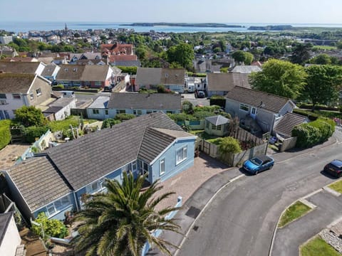 Town Heights - 3 Bedroom Holiday Home - Tenby (25556)