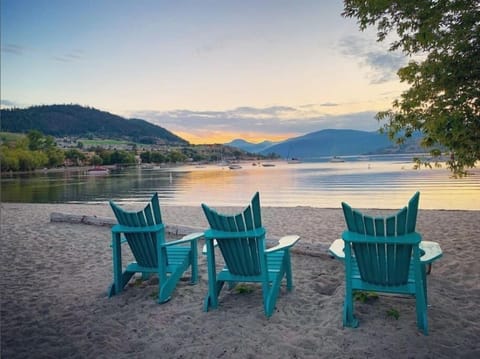 Okanagan Lake is just steps away, with two popular beaches only a few minutes walk down the road. 