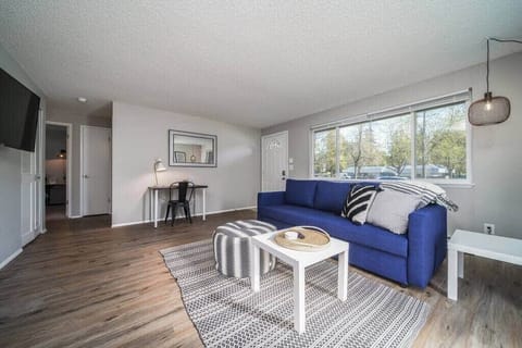 #StayinMyDistrict #bookdirect #StayInMyDistrictVancouver #StayInMyDisctricy Vancouver Near Shopping & Dining