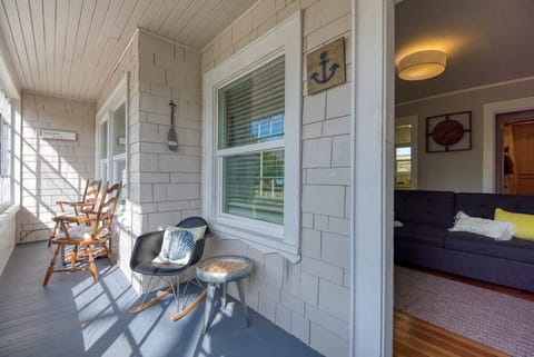 #StayinMyDistrict Historical Heritage House Apartments in Coos Bay! Front Sunporch with tons of light and seating! #BookDirect #HeritageHouseCoosBay #StayinMyDistrict