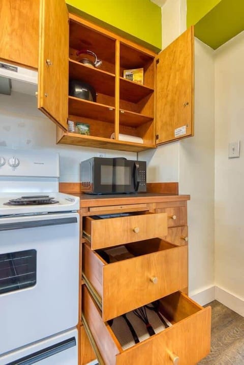 #StayinMyDistrict Downtown Coos Bay! Historical Heritage House Apartments. #BookDirect #StayinMyDistrict #HeritageHouseCoosBay