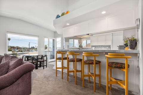 Bar area between kitchen and living room