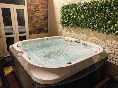 Indoor spa tub