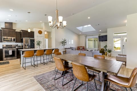 Private kitchen | Fridge, microwave, oven, stovetop