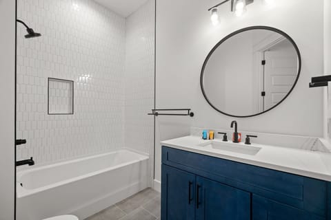 Combined shower/tub, hair dryer, towels