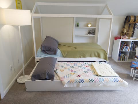 4 bedrooms, desk, cribs/infant beds, travel crib