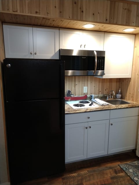 Full-size fridge, microwave, stovetop, coffee/tea maker