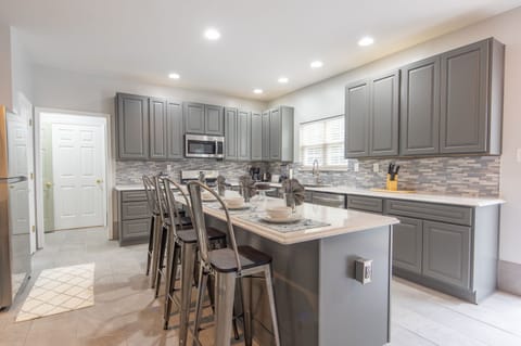 Private kitchen | Fridge, microwave, oven, stovetop