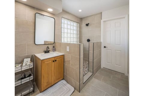 Combined shower/tub, hair dryer, towels, soap