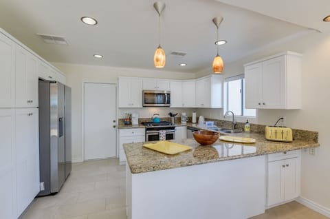 Full Kitchen, 2 Coffee Makers (Keurig and Drip), Kitchenware for Cooking Needs