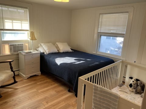 5 bedrooms, desk, cribs/infant beds, WiFi