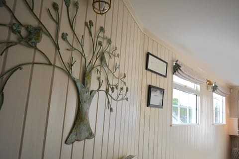 Inner entrance hall leads to bedrooms 2-4