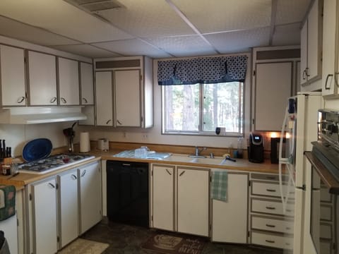 Gas cooktop & fully equipped kitchen - new (2022 refrigerator).