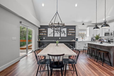 Dining table seating, bar seating, and wall bar seating offers tons of options for meals